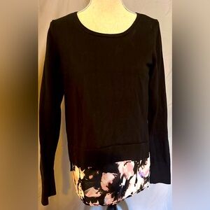 NWOT Simply Vera med size blk sweater over a blk floral tank top. Tunic length